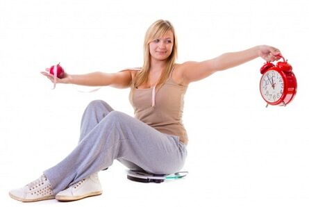 الفتاة التي تريد إنقاص وزنها تأكل طعامًا صحيًا ووفق نظام غذائي